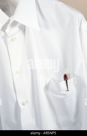 Chemise blanche avec un stylo dans la poche Banque D'Images