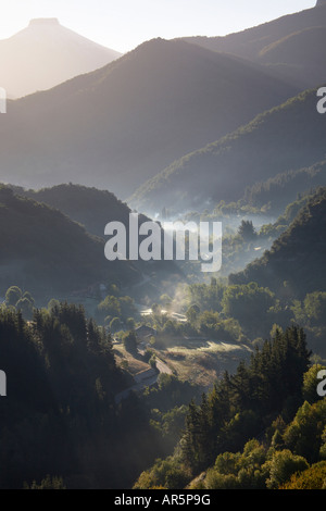 Vue vers le bas d'une vallée vers un village Banque D'Images