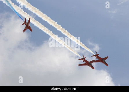 Trois de la célèbre RAF Des flèches rouges sur un ciel partiellement nuageux sur Bournemouth, Dorset au cours de l'Assemblée Carnaval d'été. Banque D'Images