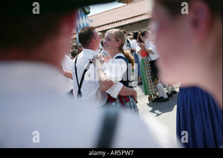 En quelques vêtements bavarois traditionnel lors de célébration du 1er mai, Muensing, Bavière, Allemagne Banque D'Images