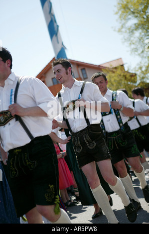 Les jeunes hommes en habits traditionnels bavarois au 1er mai, fête, Muensing, Bavière, Allemagne Banque D'Images