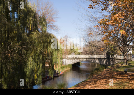 Ile sud Nouvelle Zelande Christchurch peut Rivière Avon et Worcester Road Bridge près de centre-ville à l'automne Banque D'Images