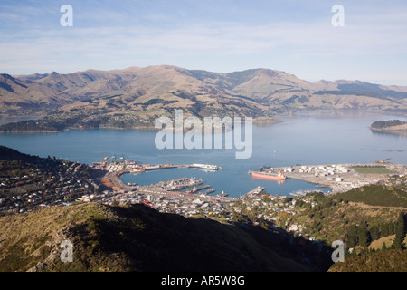 Vue aérienne jusqu'à la ville de Lyttelton Harbour et port de Mount Cavendish dans Port Hills' Christchurch ile sud Nouvelle Zelande Banque D'Images