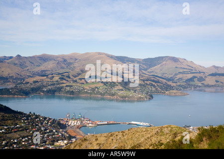 Vue aérienne jusqu'à la ville de Lyttelton Harbour et port de Mount Cavendish dans Port Hills' ile sud Nouvelle Zelande Banque D'Images