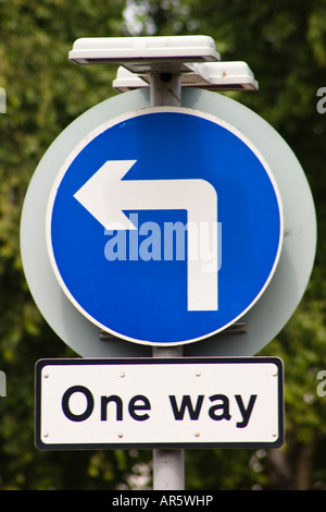 L'une façon dont le trafic se penche à gauche road sign Banque D'Images
