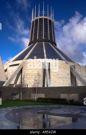 La Cathédrale métropolitaine du Christ-roi par un beau jour avec un ciel bleu et une réflexion dans l'avant-plan Banque D'Images
