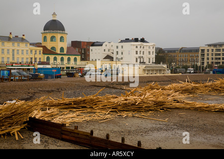 Les débris de bois le Prince de glace échoués sur Worthing Beach Banque D'Images