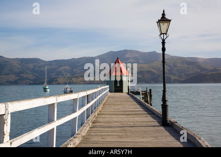 Vue le long du quai de la jetée en bois Daly et vue sur le port. Akaroa ile sud Nouvelle Zelande Banque D'Images