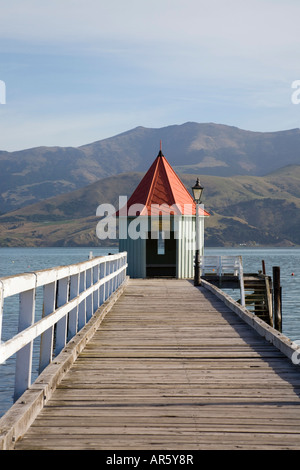 Vue le long du quai de la jetée en bois Daly et vue sur le port. Akaroa ile sud Nouvelle Zelande Banque D'Images