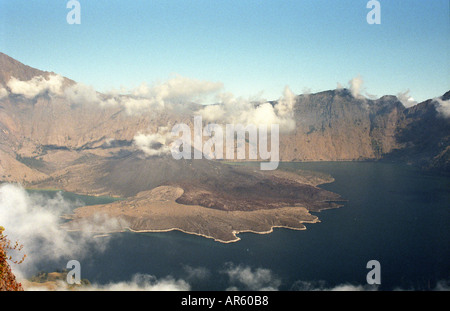 Vue à l'intérieur de cratère du Mont Rinjani, un volcan actif sur l'île indonésienne de Lombok Banque D'Images