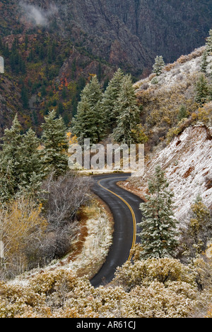 La couleur en automne et la neige sur la route sinueuse de la rivière Gunnison au Parc National Black Canyon of the Gunnison Colorado Banque D'Images