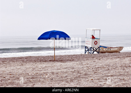 Vide Atlantic City NJ plage surveillée et lifeboat Banque D'Images