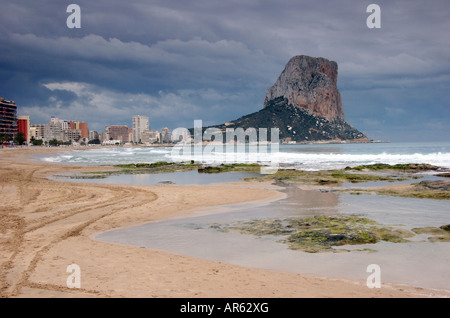 Le Penon de Ifach monte 360m au-dessus de la Salinas de Calpe Costa Blanca Région de l'Espagne Banque D'Images