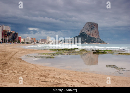 Le Penon de Ifach monte 360m au-dessus de la Salinas de Calpe Costa Blanca Région de l'Espagne Banque D'Images