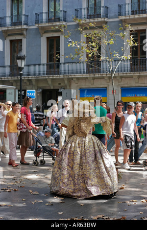 Les artistes de rue, dans la rue touristique 'Las Ramblas' à Barcelone Banque D'Images