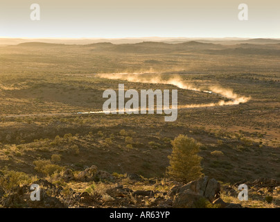 Deux voitures quittent panaches de poussière à travers le désert au coucher du soleil Banque D'Images
