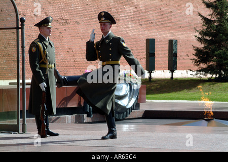 Le Kremlin Moscow Russie relève de la garde sur la Tombe du Soldat inconnu avec la flamme éternelle Banque D'Images