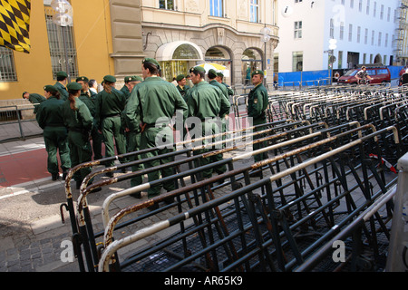 Policiers préparer les barrières métalliques à Munich Allemagne Bavière Dienerstrasse Banque D'Images