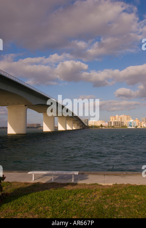 Pont de Sarasota Florida St Armands Circle sur la baie de Sarasota à centre-ville de Sarasota sarasota skyline Banque D'Images