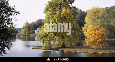 Vue sur le lac vers le panthéon à Stourhead Wiltshire Banque D'Images