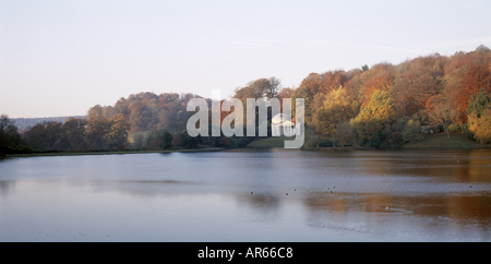 Tôt le matin, vue depuis la rive sud du lac au Panthéon entouré de feuillage teinté des arbres à Stourhead Banque D'Images