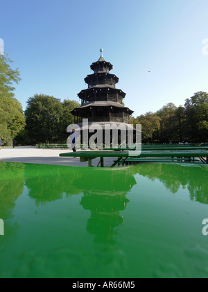 La tour chinoise avec de l'eau reflet à Munich Bavaria Allemagne Jardin Anglais Banque D'Images