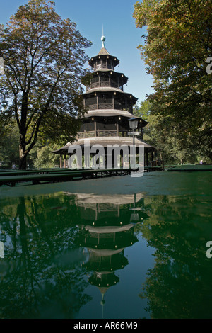 La tour chinoise avec de l'eau reflet à Munich Bavaria Allemagne Jardin Anglais Banque D'Images