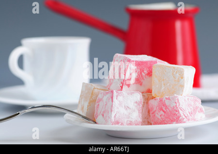 Loukoum lokum confection avec pot de café traditionnel Banque D'Images