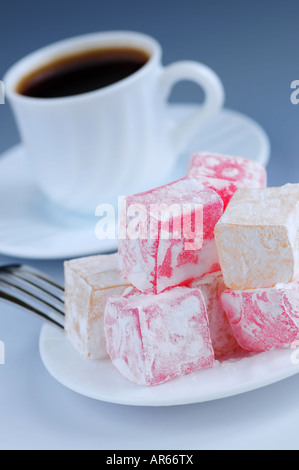 Loukoum lokum confection avec du café noir Banque D'Images