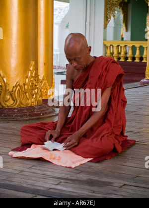 La lecture des écritures au moine Paya Shwedagon Birmanie s plus célèbre temple à Yangon Banque D'Images