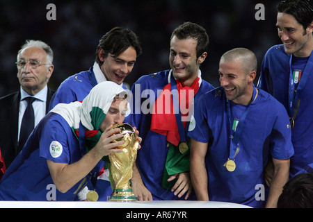 L'équipe nationale de football italienne avec le trophée de la Coupe du Monde de la FIFA Banque D'Images