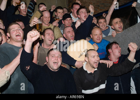 Shrove Tuesday football Atherstone Warwickshire UK 2008 les vainqueurs de l'Angel Pub ont leurs gagnants pris en photo dans les années 2000 HOMER SYKES Banque D'Images