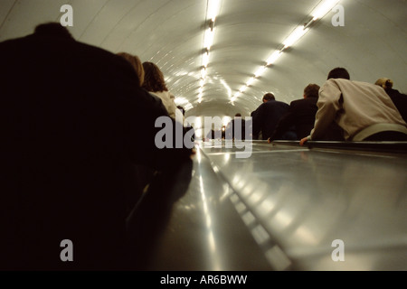 Les gens sur l'escalator Banque D'Images