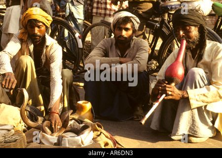 Les jeunes charmeurs sur les rues de Delhi Inde montrant les serpents dans les Paniers Banque D'Images