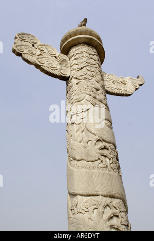 L'un de l'échelle comme des piliers en pierre sculptée qui se trouve en face de l'entrée de la Cité Interdite, à Beijing. Banque D'Images