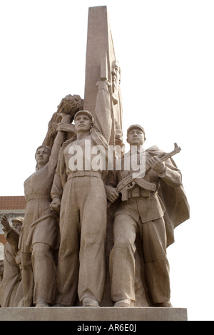 Cette statue de soldats, marins et le peuple chinois est le monument Place Tiananmen et se place devant le mausolée de Mao. Banque D'Images