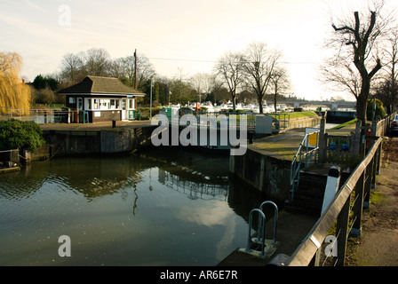 Molesey Lock que vous devez traverser pour vous rendre à Ash Island Banque D'Images