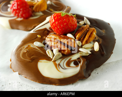 Des tourbillons au chocolat avec des fraises fraîches et noix de pécan Banque D'Images