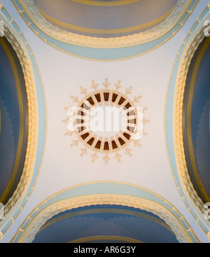 Le plafond en stuc mauresque du centre thermal des Dômes, à Vichy (France). Plafond de la coupole du centre thermal des Dômes. Banque D'Images