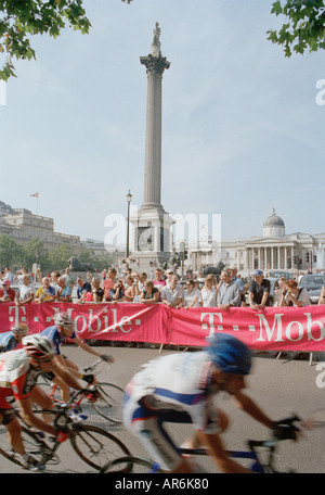 Cycle Tour de Grande-Bretagne, cycliste. Londres 2005. Racers passant Trafalgar Square. Banque D'Images