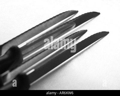 Dentelée tranchant des couteaux de cuisine à contraste élevé en noir et blanc. Banque D'Images