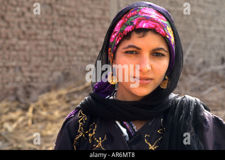 Belle jeune femme de vendre des objets aux touristes en Egypte Sakkara Banque D'Images