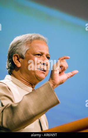 Muhammad Yunus du Bangladesh, le gagnant du Prix Nobel de la paix 2006, parle à Stockholm en Suède Banque D'Images