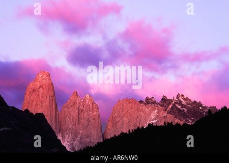 L'aube, comme le soleil se lève sur les montagnes de Torres del Paine Banque D'Images