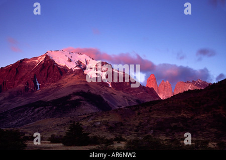 L'aube, comme le soleil se lève sur les montagnes de Torres del Paine Banque D'Images