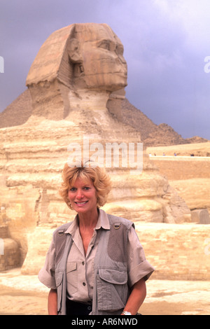 Touriste enthousiaste à debout devant le célèbre Sphinx et les grandes pyramides de Gizeh Egypte Banque D'Images