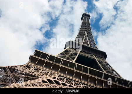Jusqu'à la vue du dessous de la Tour Eiffel à exagérer la perspective et l'angle distinctif Banque D'Images