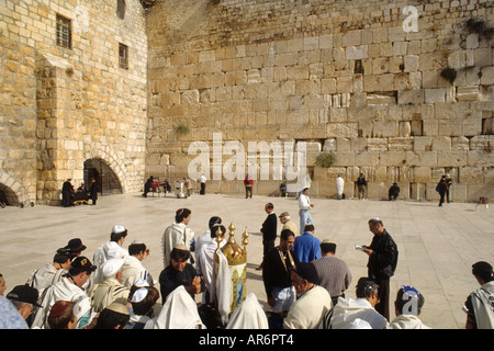 Hommes traditionnels priant au Mur occidental religieux célèbre également appelé le Mur des lamentations à Jérusalem Israël Banque D'Images