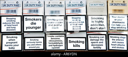 Jeter les paquets de cigarettes d'AVERTISSEMENTS SUR EUX Banque D'Images