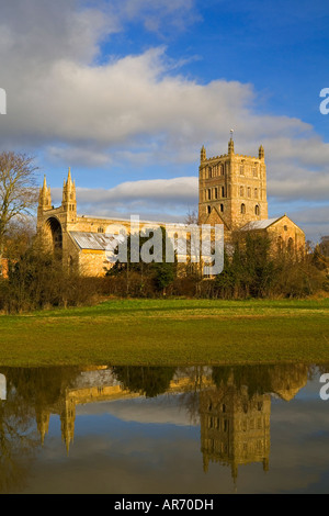 Abbaye de Tewkesbury St Mary the Virgin Church Gloucestershire England UK avec tour reflète dans l'eau en premier plan Banque D'Images